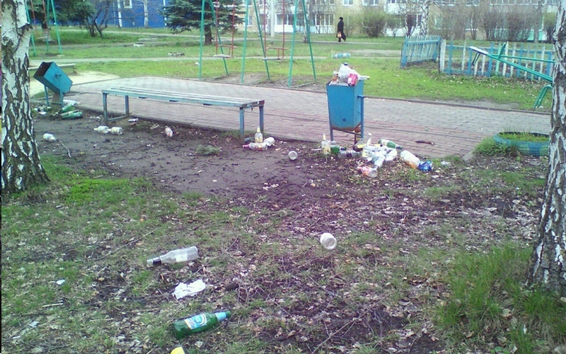 Коммунальщики Лямбирского района убрали мусор на детской площадке после сообщения в соцсетях
