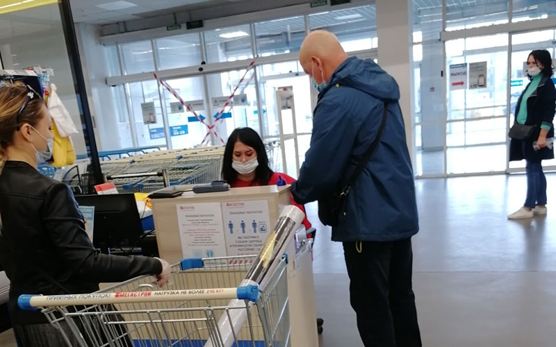 «Мегастрою» указ не писан: в торговом центре Саранска сотрудники игнорируют средства защиты от коронавируса