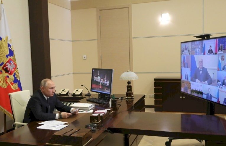 Владимир Путин поручил удвоить медикам выплаты за работу с больными COVID-19 в праздники