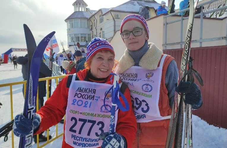 80-летняя Ольга Лисицына участвовала в «Лыжне России» вместе с внуком