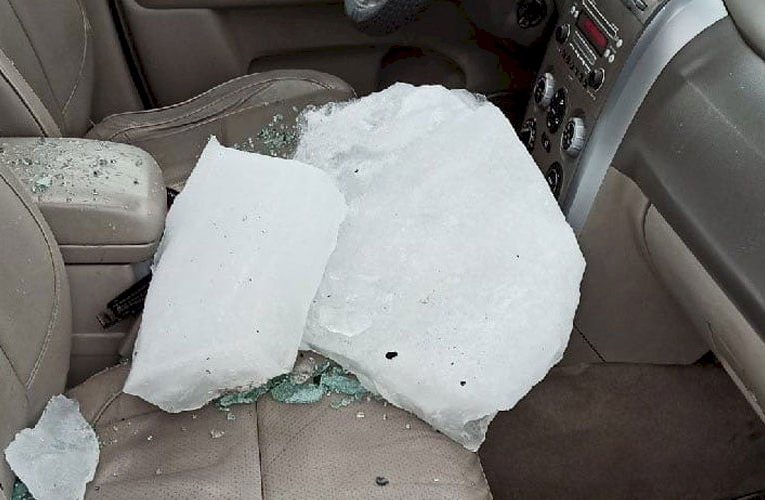 В Рязани глыба льда пробила крышу машины и травмировала пассажирку